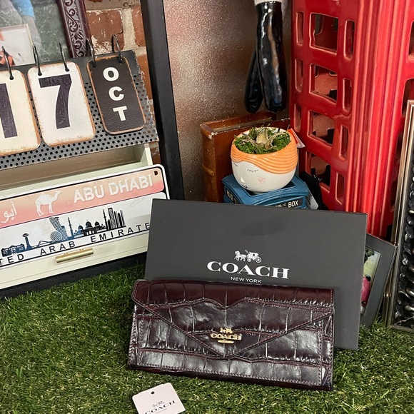 Crocodile-embossed leather - Picture 11 of 12